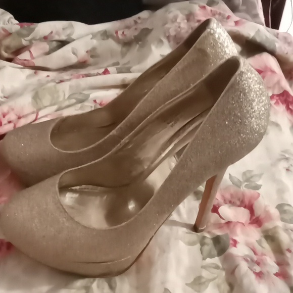 STEVE MADDEN  GOLD SEQUINS SPIKED HIGH HEELS 9.5 - Picture 3 of 6
